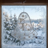 Festliche Plauener Spitze Weihnachtsdeko als Glocke mit Schneemann an verschneitem Fenster.