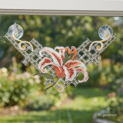 Plauener Spitze Fensterbild mit orange-roter Lilie, per Saugnapf am Fenster befestigt vor Gartenkulisse.