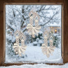 Am Fenster im Winter: Dreier-Set Fensterbilder aus Plauener Spitze mit Kerzenmotiv vor verschneitem Garten.
