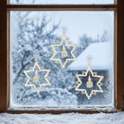 Am verschneiten Fenster dekoriert: Dreier-Set cremeweiße Plauener Spitze Sterne mit Kirchenmotiv als Winter-- und Weihnachtsdeko.