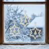 Am verschneiten Fenster dekoriert: Dreier-Set cremeweiße Plauener Spitze Sterne mit Kirchenmotiv als Winter-- und Weihnachtsdeko.