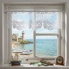 Im Fenster mit Meerblick dekoriert: Transparente Bistrogardine Muscheln aus weißer Plauener Spitze.