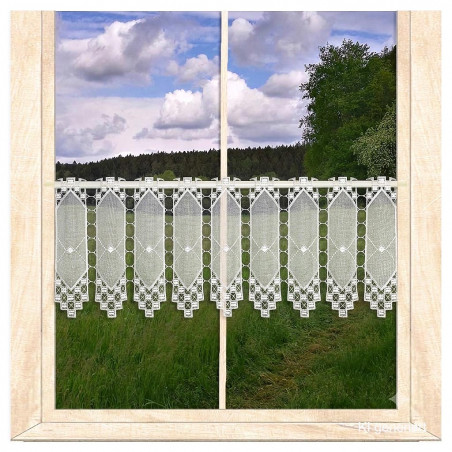 Am Holzfenster dekoriert: Transparente Kurzgardine Dina aus naturweißer Plauener Spitze für Landhaus-Ambiente.