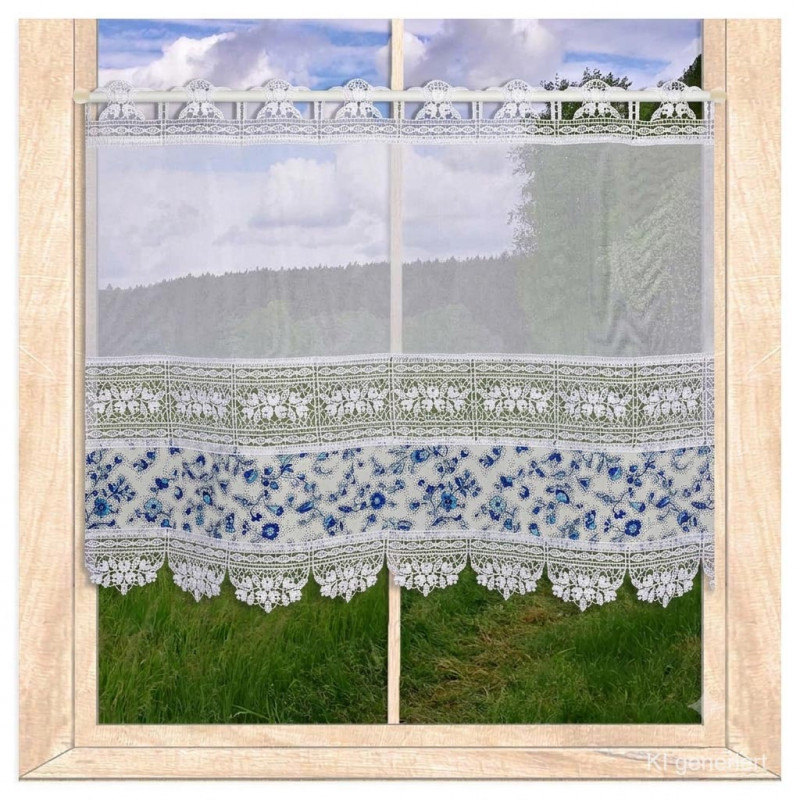 Am Fenster dekoriert: Scheibengardine Lisann aus weißer Plauener Spitze mit blauem Floralmuster.