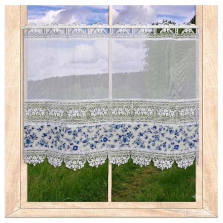 Am Fenster dekoriert: Scheibengardine Lisann aus weißer Plauener Spitze mit blauem Floralmuster.