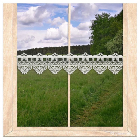 Am Fenster dekoriert: 10 cm hohe Scheibengardine aus naturweißer Plauener Spitze mit zartem Blumenmotiv.