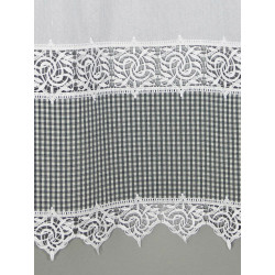 Detailansicht der Kurzgardine mit floraler Plauener Spitze und grau-weiß kariertem Stoff als elegante Heimtextil.
