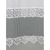Detailansicht der Kurzgardine mit floraler Plauener Spitze und grau-weiß kariertem Stoff als elegante Heimtextil.