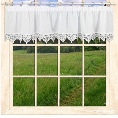 Halbtransparenter Bistro-Vorhang in Weiß mit feiner Plauener Spitze, raumhoher Blick ins Grüne am Fenster befestigt.