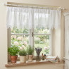 Weiße Kurzgardine aus Plauener Spitze mit elegantem Blumenmuster an einer Stange am Fenster in gemütlicher Küche.