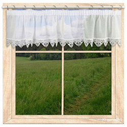 Halbtransparenter Bistro-Vorhang in Weiß mit feiner Plauener Spitze, raumhoher Blick ins Grüne am Fenster befestigt.