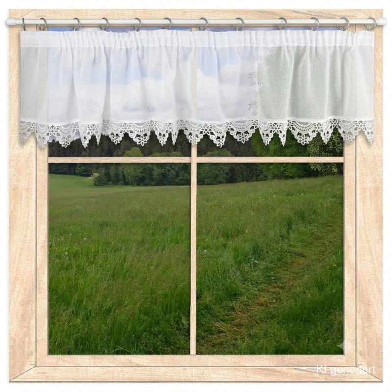 Halbtransparenter Bistro-Vorhang in Weiß mit feiner Plauener Spitze, raumhoher Blick ins Grüne am Fenster befestigt.