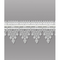Nahaufnahme Plauener Spitze in Weiß mit Zickzack-Muster und Rauten-Stickerei für elegante Heimtextilien. 14 cm hoch