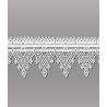 Nahaufnahme Plauener Spitze in Weiß mit Zickzack-Muster und Rauten-Stickerei für elegante Heimtextilien. 14 cm hoch