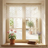 Scheibengardine aus Plauener Spitze als Sichtschutz am Fenster im gemütlichen Landhausstil.