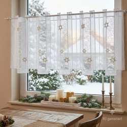 Weihnachts-Scheibengardine aus Plauener Spitze mit Goldsternen stilvoll dekoriert im Esszimmer.