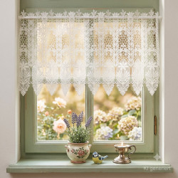 Naturweiße Scheibengardine aus Plauener Spitze mit Blumenmuster im Landhaus-Stil am Fenster dekoriert.