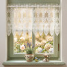 Naturweiße Scheibengardine aus Plauener Spitze mit Blumenmuster im Landhaus-Stil am Fenster dekoriert.