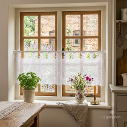 Weiße Scheibengardine aus Plauener Spitze mit Blumenmuster stilvoll am Holzfenster der Landhaus-Küche dekoriert.