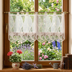 Naturweiße Scheibengardine aus Plauener Spitze stilvoll im rustikalen Landhaus-Fenster als Deko arrangiert.