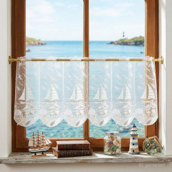 Scheibengardine aus Plauener Spitze mit Segelschiff-Motiv stilvoll im Landhaus-Fenster mit Blick aufs Meer dekoriert.