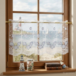 Scheibengardine aus Plauener Spitze mit blauem Fischmotiv stilvoll im maritimen Fenster dekoriert.