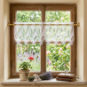 Weiße Scheibengardine aus Plauener Spitze stilvoll im gemütlichen Landhaus-Fenster mit Blick in den Garten dekoriert.