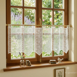 Naturweiße Scheibengardine aus Plauener Spitze stilvoll am Holzfenster im gemütlichen Landhausstil dekoriert.