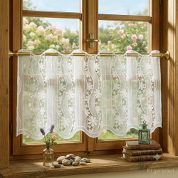 Transparente Bistro-Gardine aus Plauener Spitze stilvoll am Holzfenster im gemütlichen Landhausstil dekoriert.
