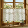 Transparente Bistro-Gardine aus Plauener Spitze stilvoll am Holzfenster im gemütlichen Landhausstil dekoriert.