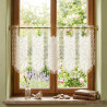 Transparente Plauener Spitze Scheibengardine stilvoll am Holzfenster im Landhausstil dekoriert.