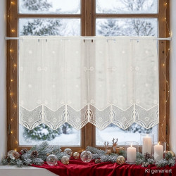 Plauener Spitze Scheibengardine im winterlichen Wohnzimmer stilvoll mit Kerzen am Holzfenster dekoriert.
