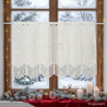 Plauener Spitze Scheibengardine im winterlichen Wohnzimmer stilvoll mit Kerzen am Holzfenster dekoriert.