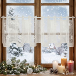 Plauener Spitze Scheibengardine im winterlich dekorierten Raum mit Kerzen und Tannenbäumen am Fenster.