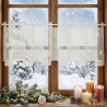 Plauener Spitze Scheibengardine im winterlich dekorierten Raum mit Kerzen und Tannenbäumen am Fenster.