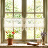 Plauener Spitze Scheibengardine am rustikalen Landhaus-Fenster mit Geranientopf und Lavendel dekoriert.