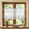 Kurze weiße Scheibengardine mit Plauener Spitze am rustikalen Holzfenster im gemütlichen Landhausstil. 35 cm hoch