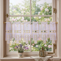 Halbtransparente Scheibengardine aus Plauener Spitze am Holzfenster im Landhausstil mit Deko-Laterne. 30 cm hoch