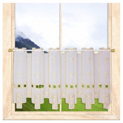 Halbtransparente Scheibengardine aus Plauener Spitze am Holzfenster im Landhausstil mit Deko-Laterne. 45 cm hoch
