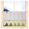 Halbtransparente Scheibengardine aus Plauener Spitze am Holzfenster im Landhausstil mit Deko-Laterne. 45 cm hoch