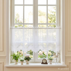 Mittellange Scheibengardine in Leinenoptik mit weißer Plauener Spitze am Fenster im gemütlichen Wohnzimmer.