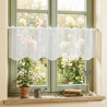 Weisse kurze Voile-Scheibengardine am Landhaus-Fenster stilvoll mit Blumentopf und Buch dekoriert.