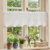 Kurze weiße Scheibengardine aus Plauener Spitze am Fenster im Landhausstil arrangiert, edler Sichtschutz.