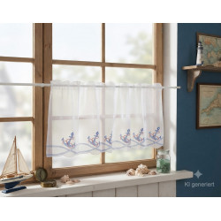 Weiße Scheibengardine aus Plauener Spitze mit maritimer Anker-Stickerei am Fenster im Raumambiente. 30 cm hoch