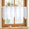 Weiße, halbtransparente Scheibengardine aus Plauener Spitze mit Stickerei an Holzfenster. Heimtextilien für Landhausstil. 30 cm Hoch