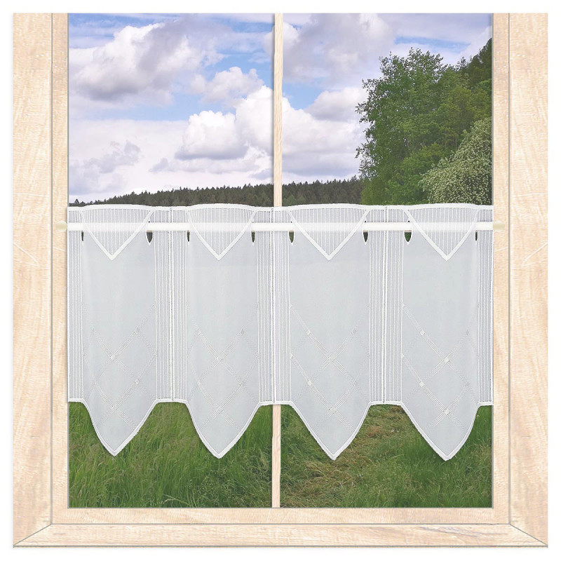 Weiße Scheibengardine mit geometrischer Stickerei und spitzem Abschluss vor Wiesenlandschaft. Elegante Heimtextilien. 30 cm hoch