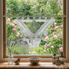 Weiße Scheibengardine aus Plauener Spitze mit Blütenmuster am Fenster, elegante Heimtextilien im Landhausstil.