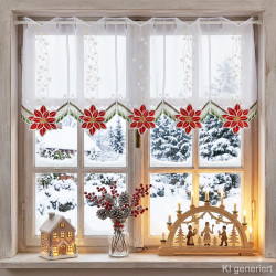 Kurze weiße Scheibengardine aus Plauener Spitze mit rot-goldenen Weihnachtssternen am Holzfenster im Winter.
