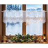 Kurze weiße Scheibengardine aus Plauener Spitze mit goldener Winterzweig-Stickerei am weihnachtlichen Fenster. 35 cm hoch