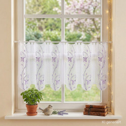Kurze weiße Scheibengardine aus Voile mit lila Lilien-Stickerei im dekorierten Fenster.